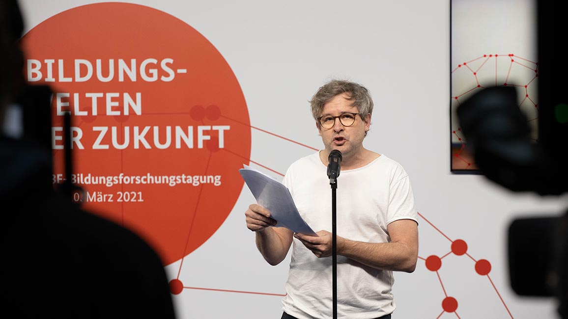 Poetry-Slammer Nicolas Schmidt eröffnet die Tagung