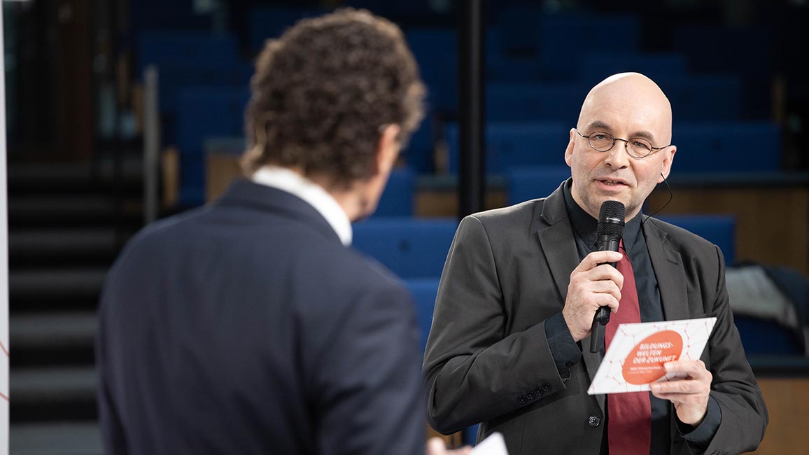 Wissenschaftsjournalist Armin Himmelrath führt durch das Programm der Bildungsforschungstagung