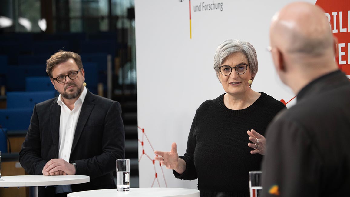 Beim Podiumsgespräch diskutierten unter anderem Prof. Dr. Kai Maaz vom DiPF und Schulleiterin Sabine Kreutzer