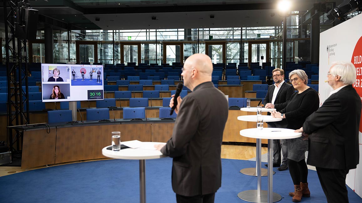 Dr. Elke Alsago von ver.di und Bildungsforscherin Prof. Dr. Birgit Eickelmann von der Uni Paderborn wurden live zur Podiumsdiskussion zugeschaltet