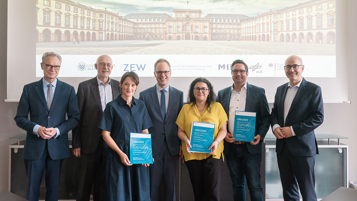 Gruppenfoto Mitarbeiterinnen Metavorhaben Finanzielle Bildung