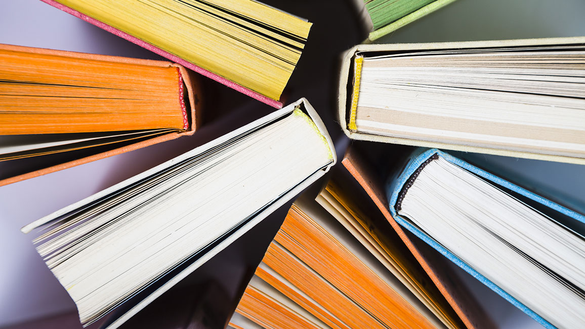 Bunte Bücher übereinander gestapelt