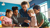 Kinder lernen mit einem Tablet