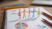 Papierfiguren auf einer Mappe